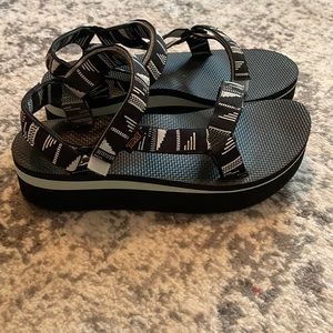 Teva platform sandal size 10
